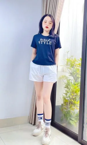 Alternative view of Áo thun nữ cổtròn VARIO, dáng slimfit vải cotton dày in chữ phong cách Hàn Quốc VT23-03