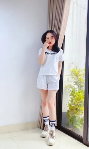 Alternative view of Áo thun nữ cổ tròn VARIO, dáng slimfit vải cotton dày in hình phong cách hàn quốc VT23-04