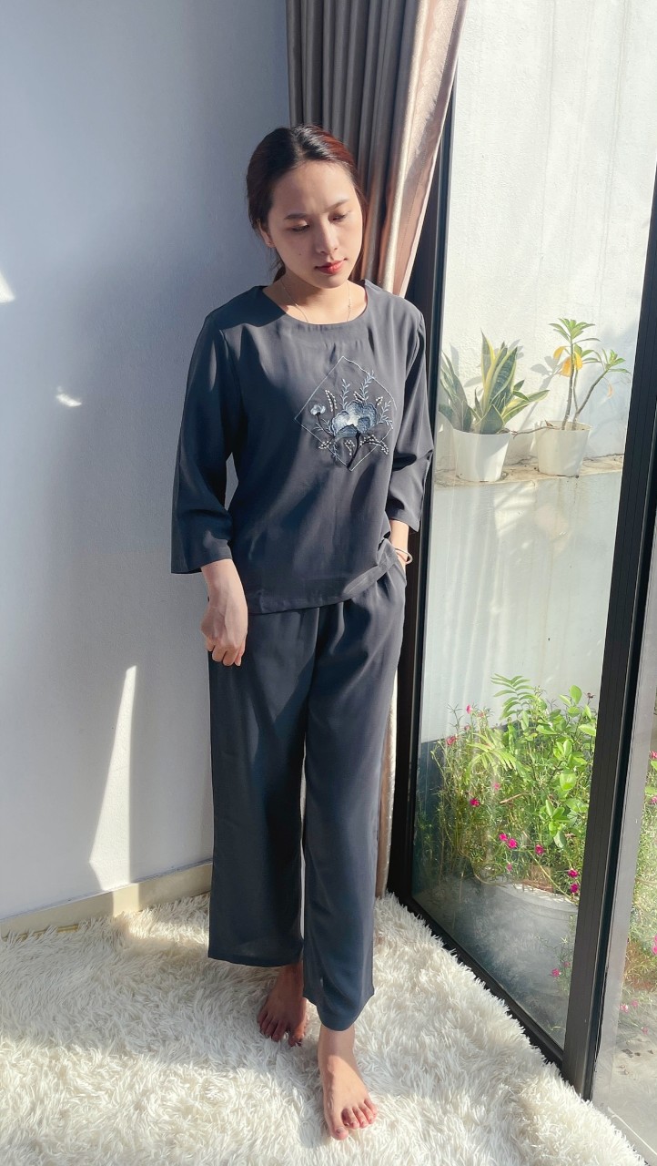 Bộ đũi lụa nữ trung tuổi VARIO cotton họa tiết thêu tinh tế VB22-09 - Ảnh 4