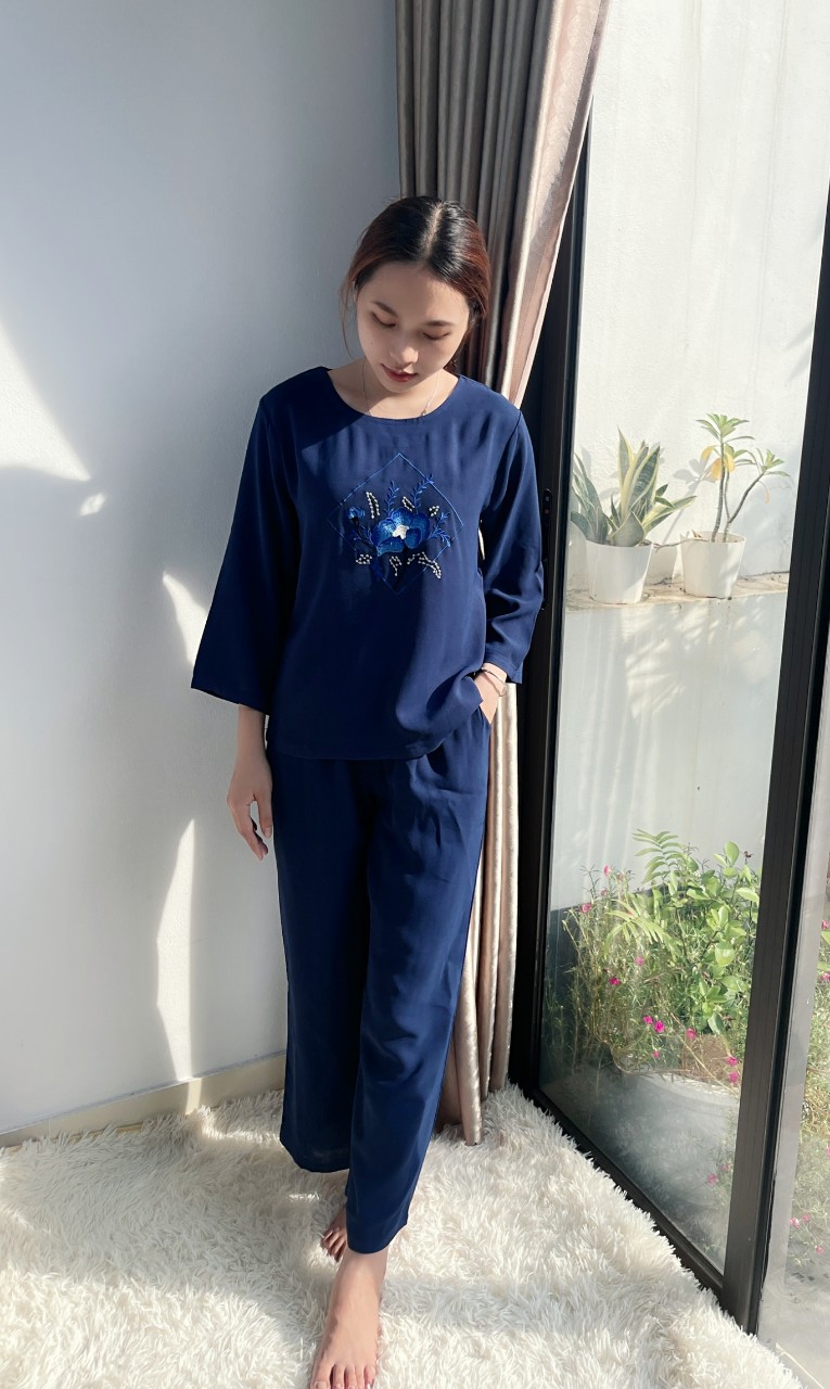 Bộ đũi lụa nữ trung tuổi VARIO cotton họa tiết thêu tinh tế VB22-09