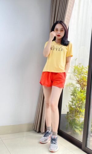 Áo thun nữ cổtròn VARIO, dáng slimfit vải cotton dày in chữ phong cách Hàn Quốc VT23-03