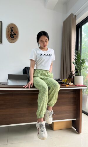 Quần jogger nữ Vario vải đũi in họa tiết trẻ trung VR23-05