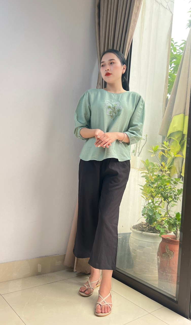 Áo kiểu nữ VARIO họa tiết thêu hoa tay lỡ dành cho chị em u40 vải đũi tơ mềm mịn VT23-09 - Ảnh 5