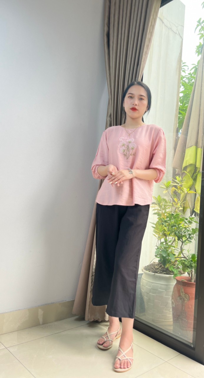 Áo kiểu nữ VARIO họa tiết thêu hoa tay lỡ dành cho chị em u40 vải đũi tơ mềm mịn VT23-09 - Ảnh 3