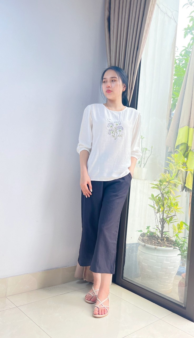 Áo kiểu nữ VARIO họa tiết thêu hoa tay lỡ dành cho chị em u40 vải đũi tơ mềm mịn VT23-09 - Ảnh 4